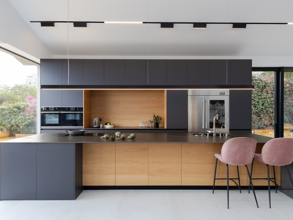 Cocina moderna con isla central y diseño minimalista contemporáneo