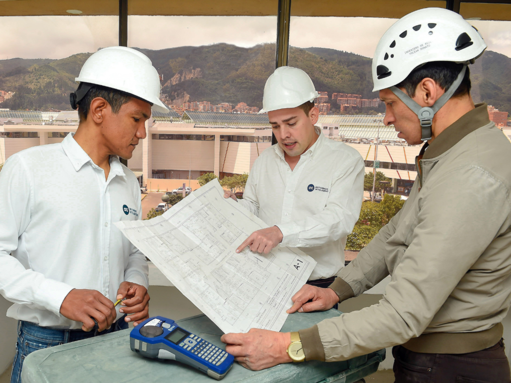 Equipo técnico revisando planos de una reforma integral con planificación y control de obra